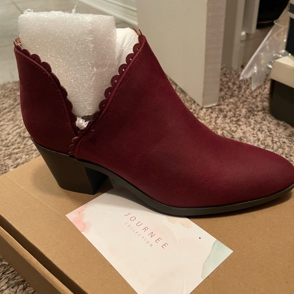 Journee Collection Size 7 ankle boots, wine color